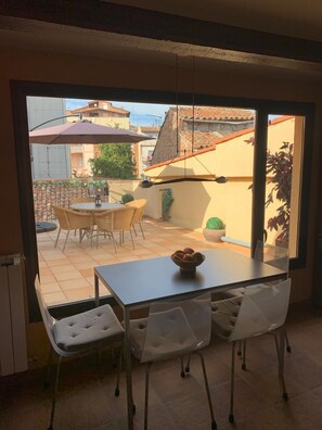 Outdoor dining - Les Golfes de Can Mascarbó, Mimarte en un Confortable Espacio (Sant Hilari Sacalm)