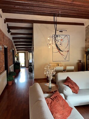 Smart TV, books, stereo - Les Golfes de Can Mascarbó, Mimarte en un Confortable Espacio (Sant Hilari Sacalm)