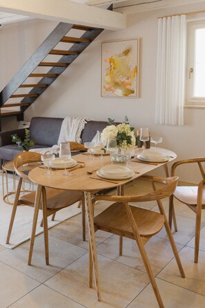 Een 50-inch flatscreentelevisie met satellietzenders