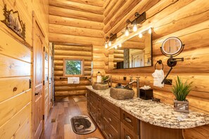 Badewanne, Haartrockner, Handtücher