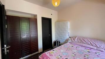 1 bedroom, bed sheets