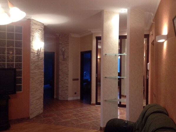 Apartament clàssic | Sala d'estar | Televisor de pantalla plana de 42 polzades amb canals per cable