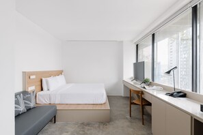 Deluxe dubbelrum | Minibar, värdeförvaringsskåp på rummet och skrivbord