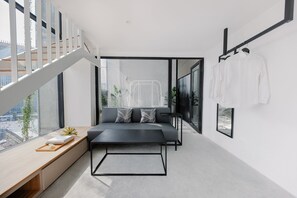 Deluxe dubbelrum | Minibar, värdeförvaringsskåp på rummet och skrivbord