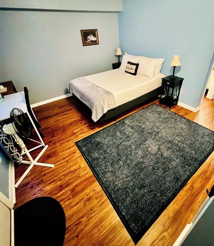 AU Condo Getaway Across From Vet School - Kitchen, Pools, Queen BR, Pets Welcome
