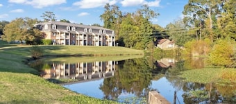 AU Condo Getaway Across From Vet School - Kitchen, Pools, Queen BR, Pets Welcome