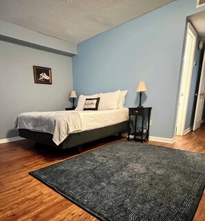 1 bedroom, travel cot, WiFi, bed sheets - AU Condo Getaway Across From Vet School - Kitchen, Pools, Queen BR, Pets Welcome (Auburn)