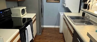 Vet School - Pools, Full Kitchen, Queen Bed