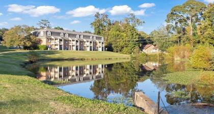 Just What You Need: Across from Vet School - Full Kitchen, Queen Bed, Pools