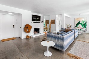 Smart TV, fireplace