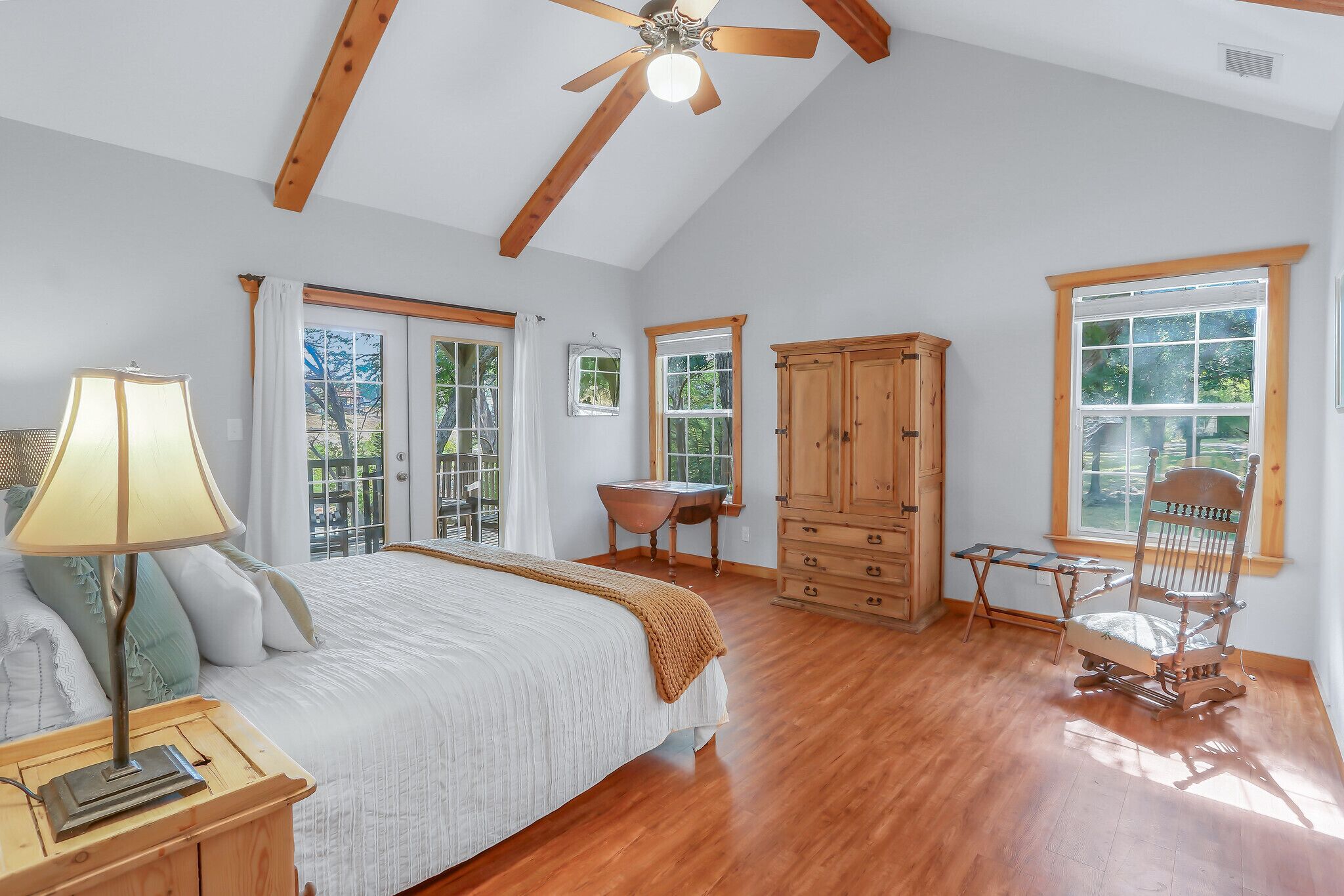 4 chambres, bureau, Wi-Fi, draps fournis