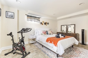 4 bedrooms, desk, iron/ironing board, free WiFi - Sun-Filled 4BR House | Private Yard | Family & Pet Friendly | Arlington/DC (Arlington)