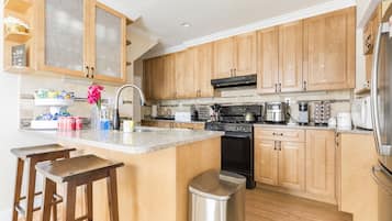 Een koelkast, een magnetron, een oven, een kookplaat