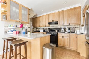 Fridge, microwave, oven, stovetop - Sun-Filled 4BR House | Private Yard | Family & Pet Friendly | Arlington/DC (Arlington)