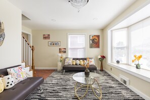 Smart TV, fireplace, table football, books - Sun-Filled 4BR House | Private Yard | Family & Pet Friendly | Arlington/DC (Arlington)