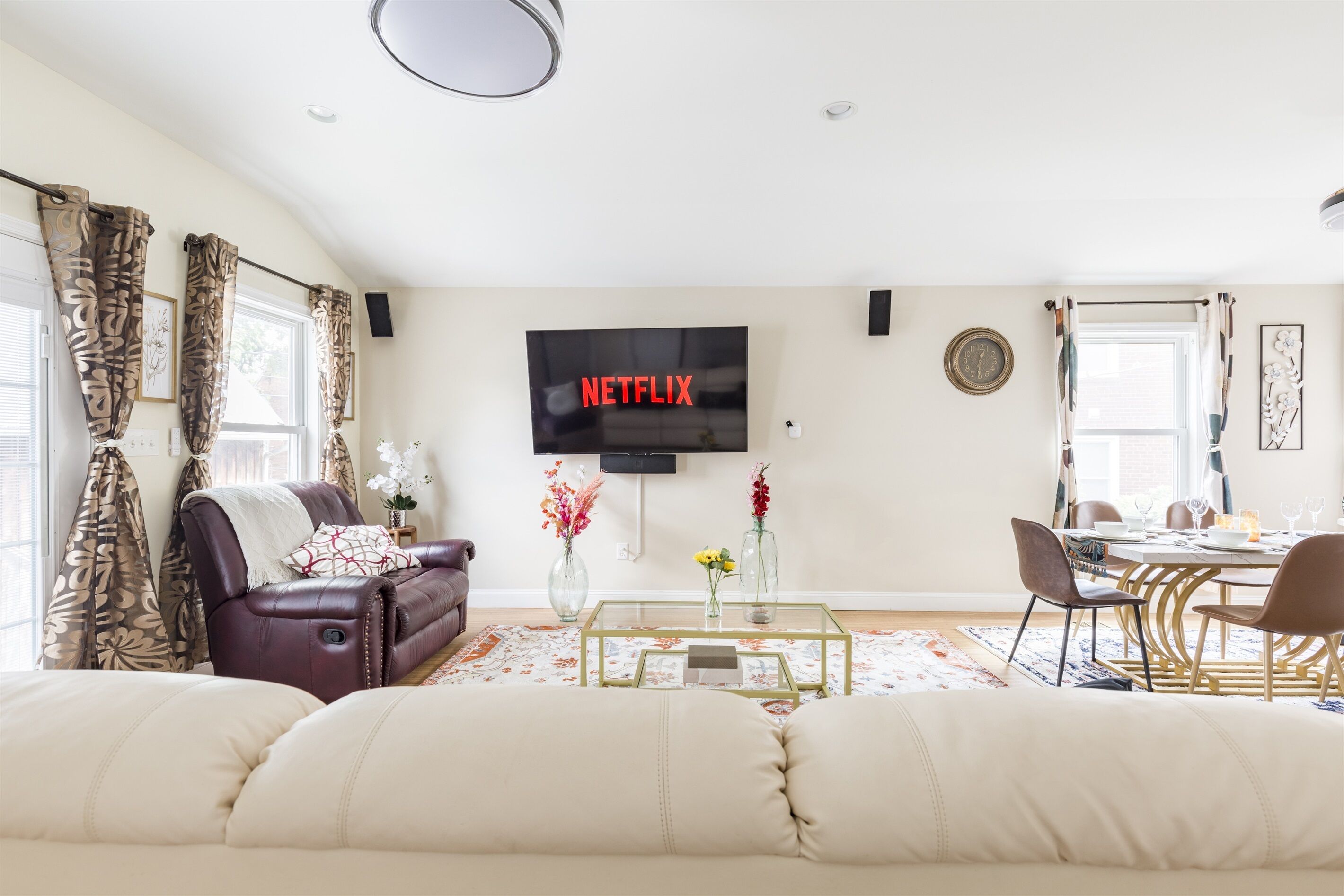 TV connectée, cheminée, baby-foot, livres