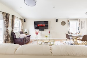 Smart TV, fireplace, table football, books - Sun-Filled 4BR House | Private Yard | Family & Pet Friendly | Arlington/DC (Arlington)