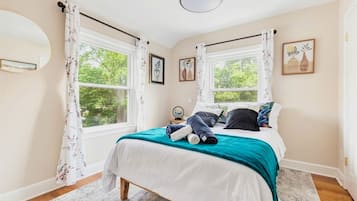 4 slaapkamers, een bureau, een strijkplank/strijkijzer, reisbedje