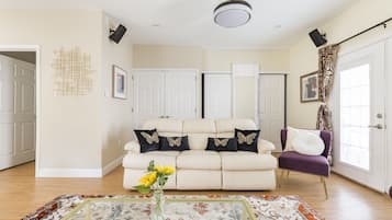 TV connectée, cheminée, baby-foot, livres