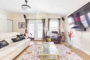 Smart TV, fireplace, table football, books - Sun-Filled 4BR House | Private Yard | Family & Pet Friendly | Arlington/DC (Arlington)