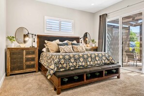 4 室のベッドルーム、デスク、アイロン / アイロン台、旅行用ベビーベッド