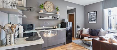 Réfrigérateur, four à micro-ondes, un four, surface de cuisson