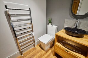 Bathtub, hair dryer, towels, soap - Host & Stay | Rooftops Grey (Alnwick)