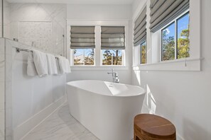 Bathtub, towels - Private Pool! South of 30A! 4 Adult Bikes! (Santa Rosa Beach)