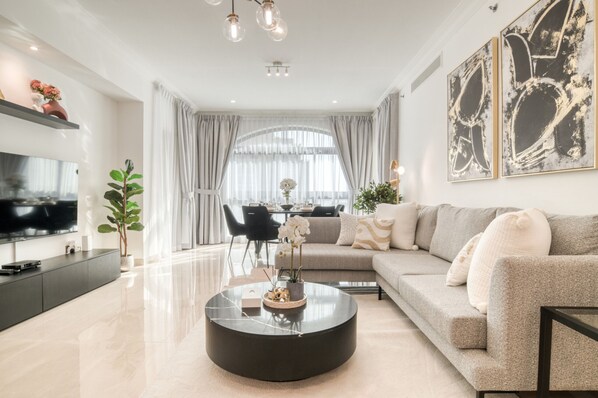 TV - Majestic 2BR + Assistant’s Room at Golden Mile 10 Palm Jumeirah by Deluxe Holiday Homes (Dubai)