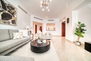 TV - Majestic 2BR + Assistant’s Room at Golden Mile 10 Palm Jumeirah by Deluxe Holiday Homes (Dubai)
