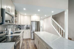 ثلاجة، ميكروويف، فرن، موقد طهي مسطح