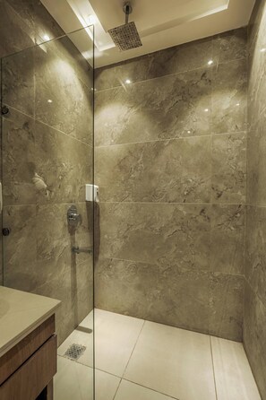 Habitación Premium | Regadera en el baño