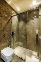Premium Triple Room | Bathroom shower