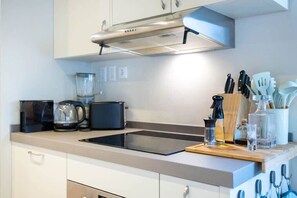 Kjøleskap, mikrobølgeovn, ovn og kokeplater