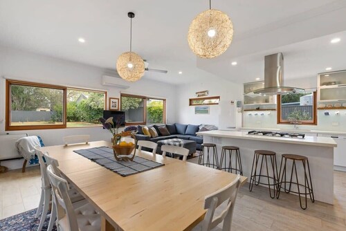 Relaxing Holiday House on Pine - Short walk to beach - Pets Welcome - Ducted Heating/Cooling