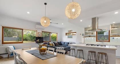 Relaxing Holiday House on Pine - Short walk to beach - Pets Welcome - Ducted Heating/Cooling