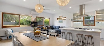 Relaxing Holiday House on Pine - Short walk to beach - Pets Welcome - Ducted Heating/Cooling
