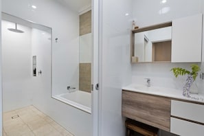 Baignoire, sĂšche-cheveux, shampoing