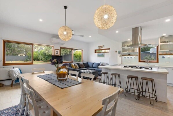 Dining - Relaxing Holiday House on Pine - Short walk to beach - Pets Welcome - Ducted Hea (Victor Harbor)