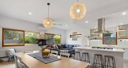 Relaxing Holiday House on Pine - Short walk to beach - Pets Welcome - Ducted Hea