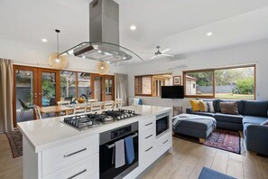 Fridge, microwave, oven, stovetop - Relaxing Holiday House on Pine - Short walk to beach - Pets Welcome - Ducted Hea (Victor Harbor)