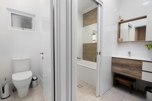 Badewanne, Haartrockner, Shampoo