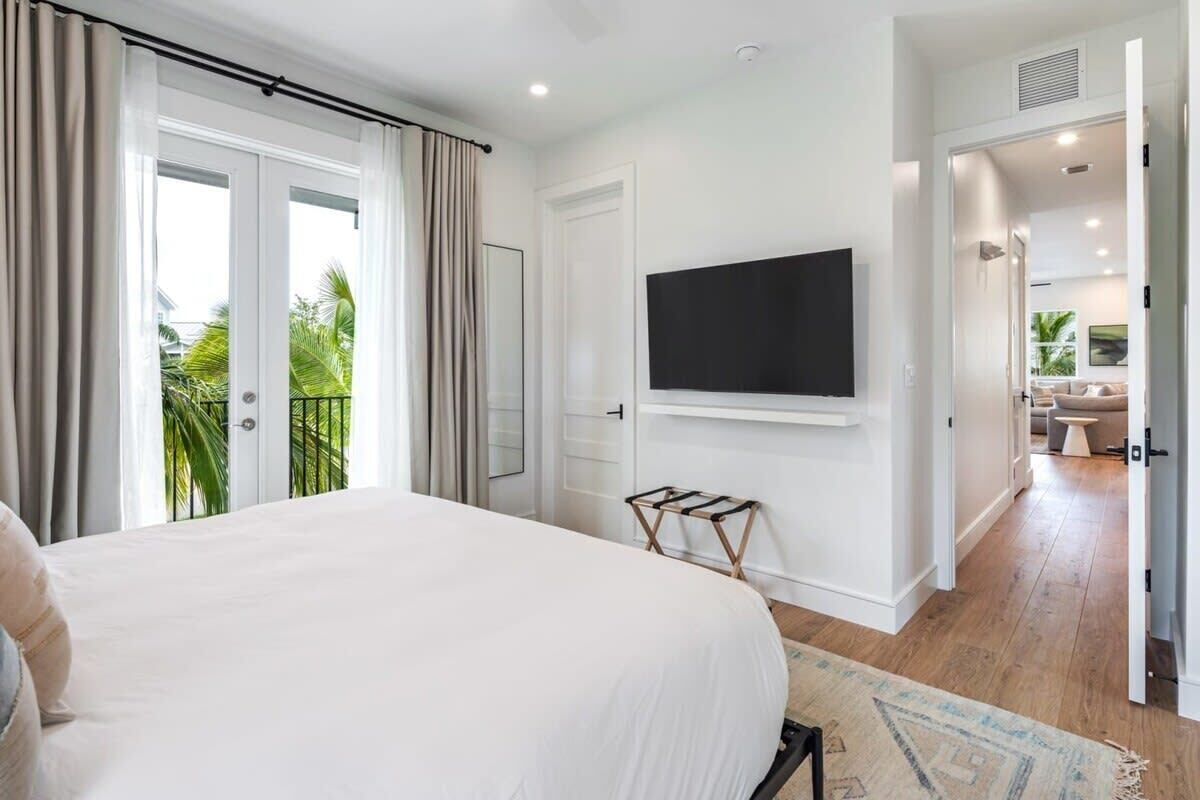 6 bedrooms, iron/ironing board, WiFi, bed sheets