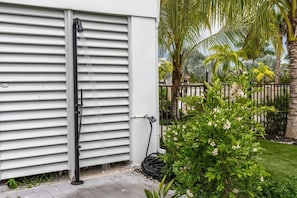 Eine Garagentür mit angeschlossenem Schlauch und einem an der Wand befestigten Gerät.