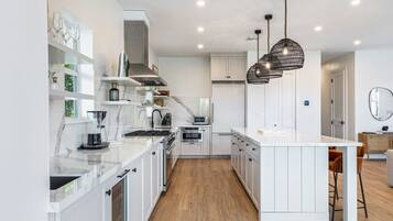 Kylskåp, mikrovågsugn, ugn och spishäll