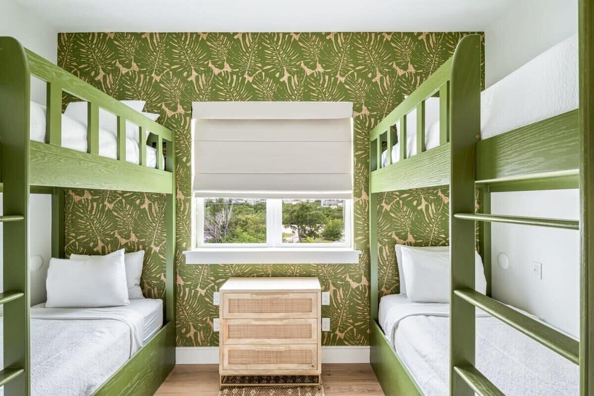 6 bedrooms, iron/ironing board, WiFi, bed sheets