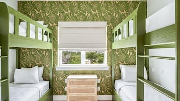 6 bedrooms, iron/ironing board, WiFi, bed sheets