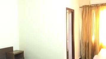 Estudio básico | Decoración personalizada, muebles diferentes y escritorio