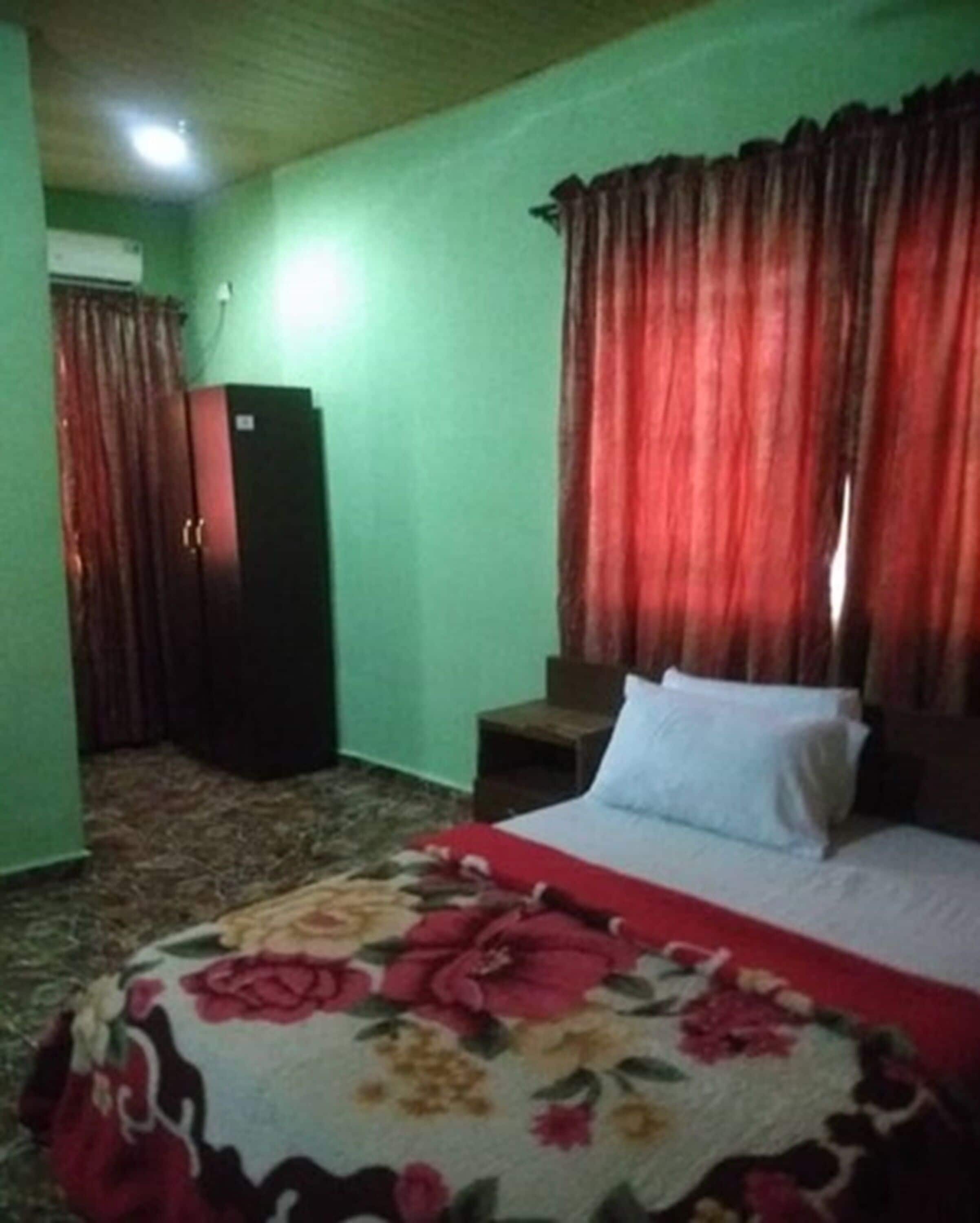 Basic Studio | Individually decorated, individually furnished, desk, laptop workspace