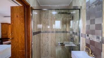 Phòng Suite Tiêu chuẩn | Phòng tắm | Buồng tắm vòi sen, vòi sen phun mưa, đồ dùng nhà tắm miễn phí